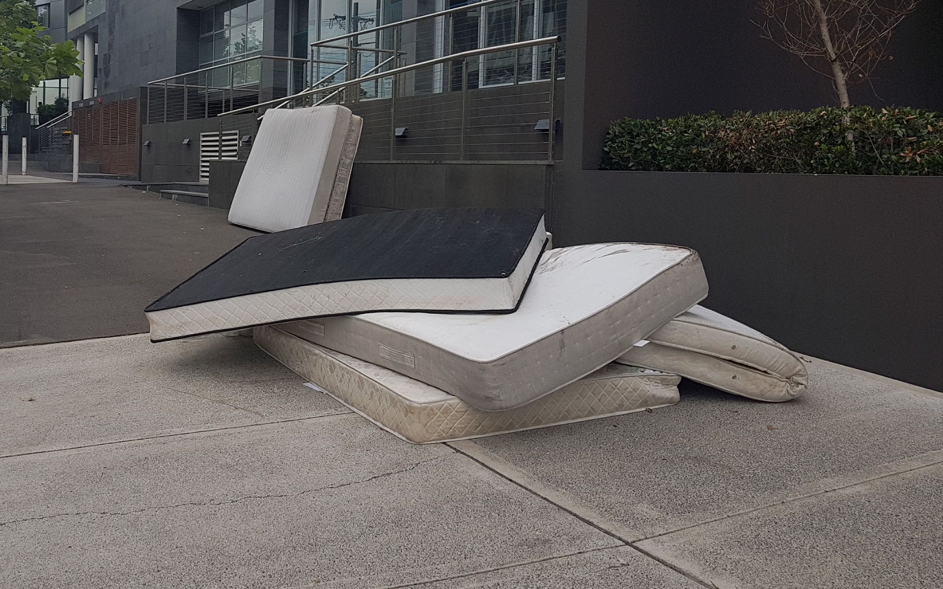 Mattress PickUp & Removal near me ★ Find top local contractors